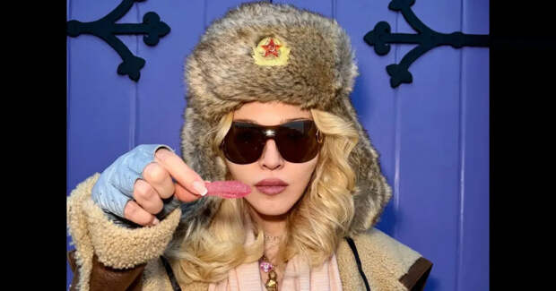 Мадонну раскритиковали за советскую шапку-ушанку и обвинили в поддержке России