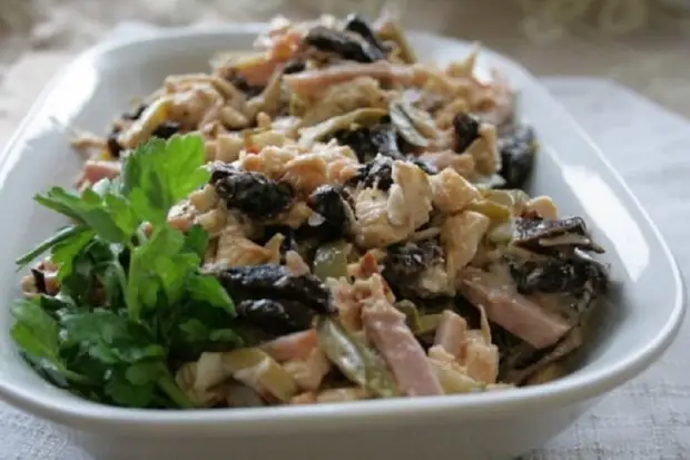Салат с ветчиной, огурцами, зеленым горошком и черносливом Салат с ветчиной, огурцами, зеленым горошком и черносливом
