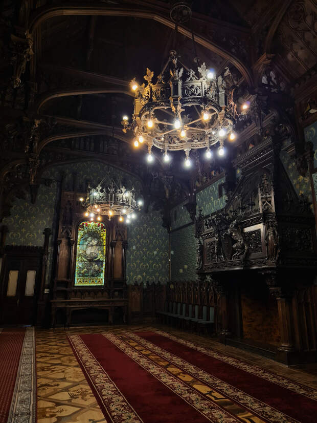 Фото: Парадная гостья. Готическая столовая