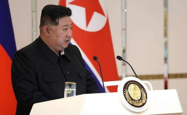 В Северной Корее начали носить значки с портретом только Ким Чен Ына