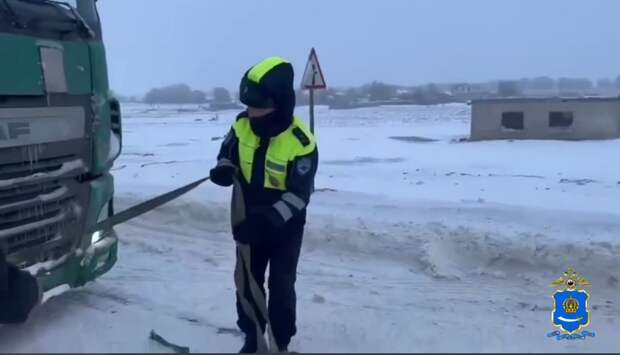 Дорожные полицейские вызволяли машины из снежных ловушек на астраханских трассах