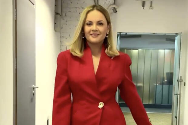 Певица Юлия Проскурякова снялась в мини-юбке