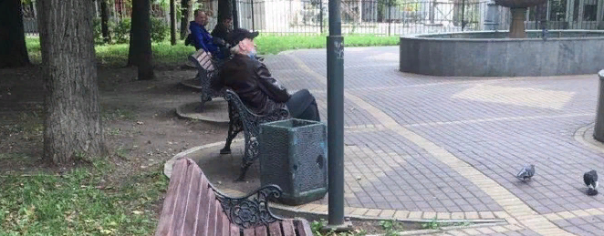 «Сбежавшие» скамейки вернули на место в сквере в Лефортове