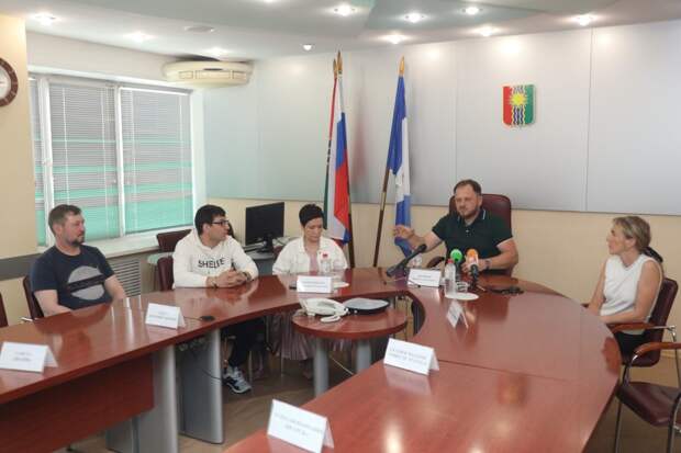 Пресс-конференция в офисе с пятью участниками.