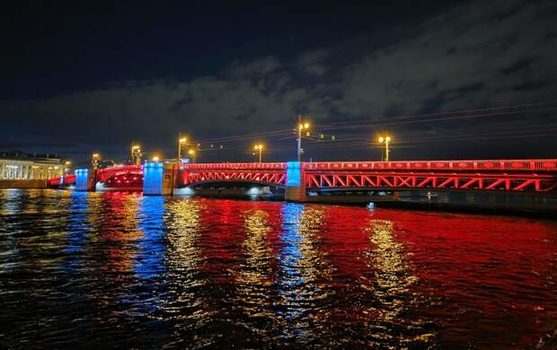 Три моста в Петербурге подсветят в честь подвига ликвидаторов аварии на Чернобыльской АЭС