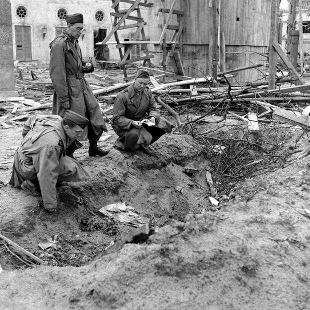 https://3.bp.blogspot.com/-h4xwxAjQujE/V8Vv3AOagmI/AAAAAAACWOE/9JQ7QG2GLhw1-Y7o_o9ndymzKY7Q8_vXwCLcB/s1600/adolf-hitler-bunker-11.jpg