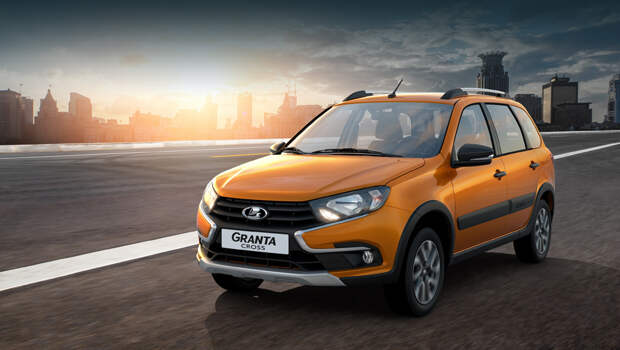 Lada granta,Lada granta cross. Кросс-версии досталось то же оформление передней части, что и другим рестайлинговым Грантам, фирменный икс-фейс. А вдобавок — защитный обвес из пластика «по кругу» и самый большой среди Грант паспортный клиренс — 198 мм.