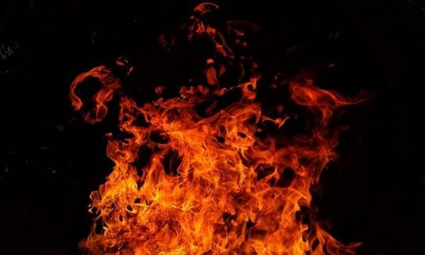 В Котласском районе пожарные эвакуировали из пылающего гаража пять газовых баллонов и КАМАЗ