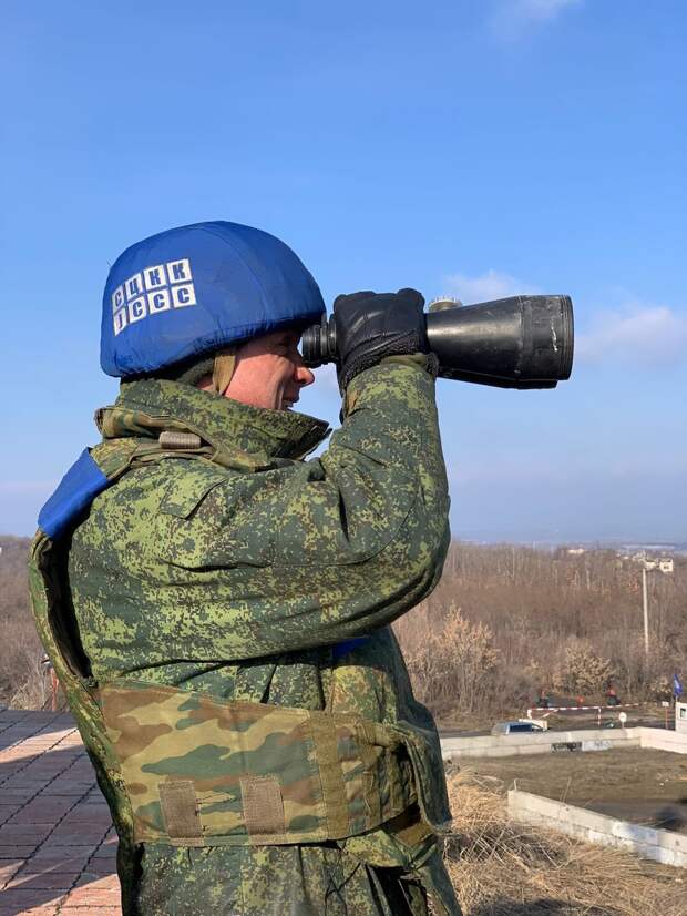 Разбомбленные дома, пункты экстренной связи: кадры последствий обстрела ЛНР