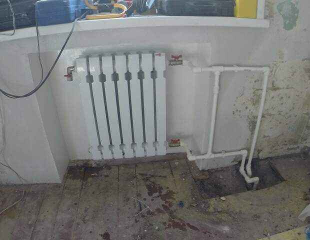 Отопительная батарея на месте хрущевского холодильника. Фото из тЫрнета.