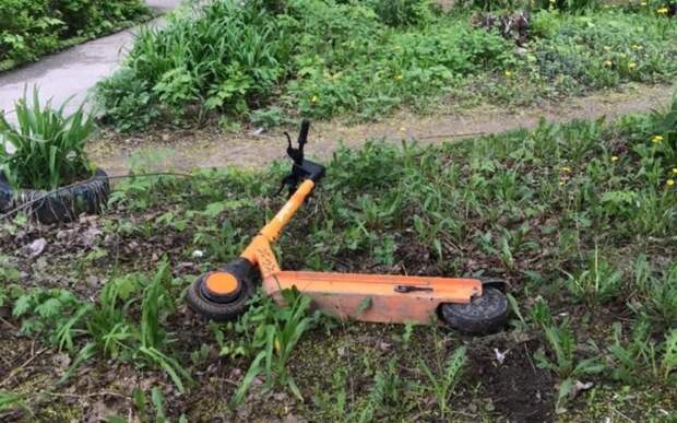 Девочка сломала руку из-за ямы в сквере «Юность» в Рязани