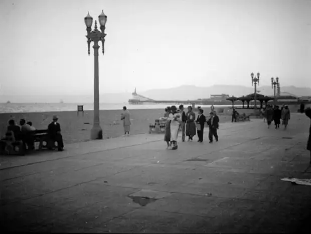 Отдыхающие имели возможность прогуливаться по освещенному тротуару. Отдыхающие имели возможность прогуливаться по освещенному тротуару.