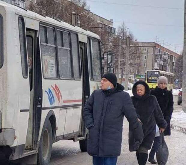 Высадили ребенка из автобуса. Из автобуса обсуждает. Ребенка высадили из автобуса. Мороз в Кузбассе. Девочку высадили из автобуса в Мороз замёрзла на см.