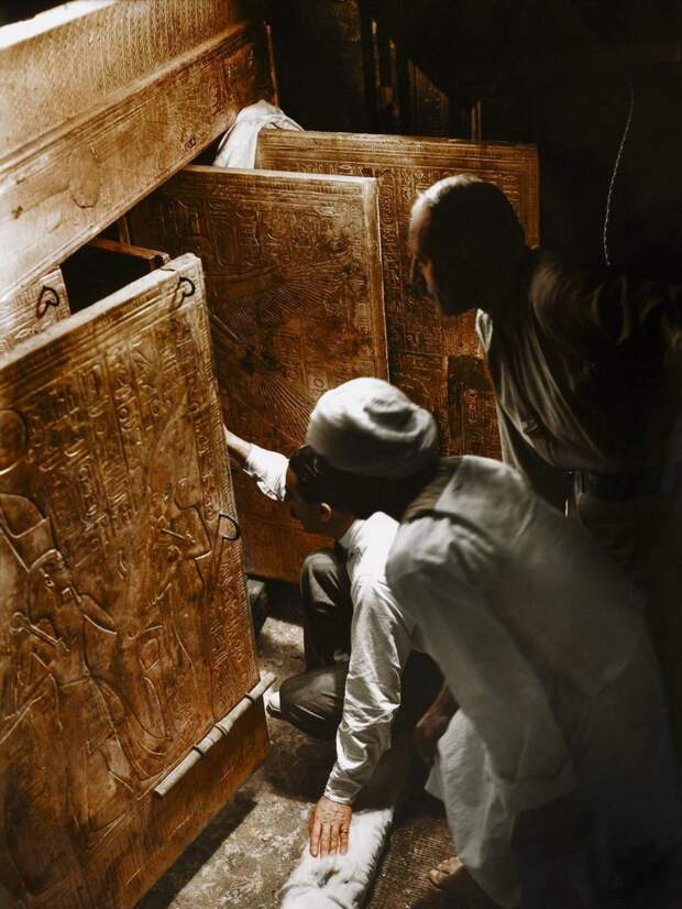 Говард Картер, Артур Каллендер и египетский рабочий открывают двери, чтобы впервые взглянуть на саркофаг Тутанхамона. Говард Картер, египет, история, фото