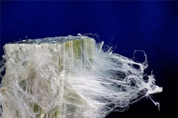 Здесь галерея - листайте. Асбесты во всех своих проявлениях: хризотил-асбесты, серпентин-асбесты и т.д.