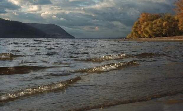 В Ржеве с моста через акваторию Волги упала женщина, из воды ее достали спасатели