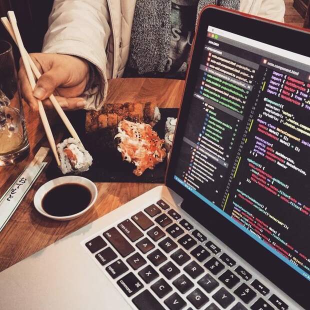 Хоть в кафе, попутно уплетая порцию суши… компьютеры, программисты, рабочие места, фото