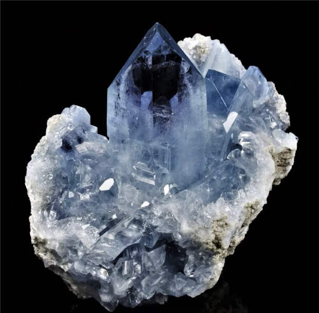 Здесь галерея - листайте. Великолепные кристаллы небесно-голубого целестина