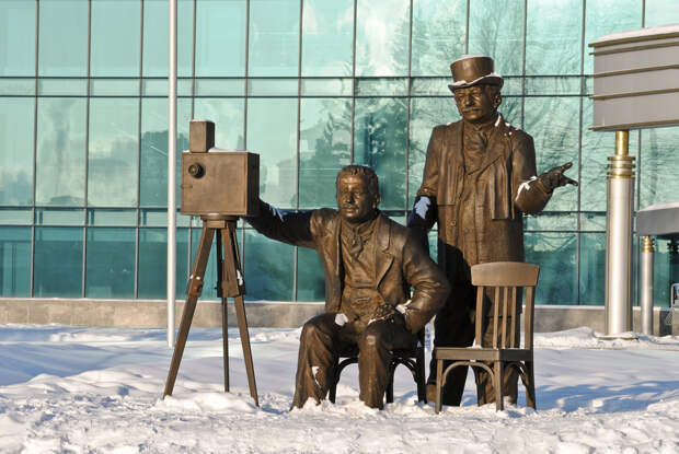 Создателей кино заперли в клетке посреди улицы в российском городе