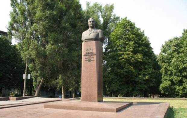 В Днепродзержинске требуют снести памятник Брежневу | Продолжение проекта «Русская Весна»