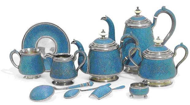 Чайно-кофейный сервиз 1890–1892 гг. Оценен а. д. Christie's в 15000–25000 USD (апрель 2000 г.) Чайно-кофейный сервиз 1890–1892 гг. Оценен а. д. Christie's в 15000–25000 USD (апрель 2000 г.)