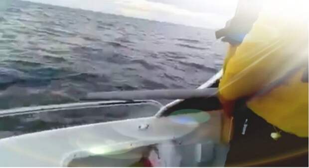 Пластиковая труба - необходимый аксессуар рыбака на лодке