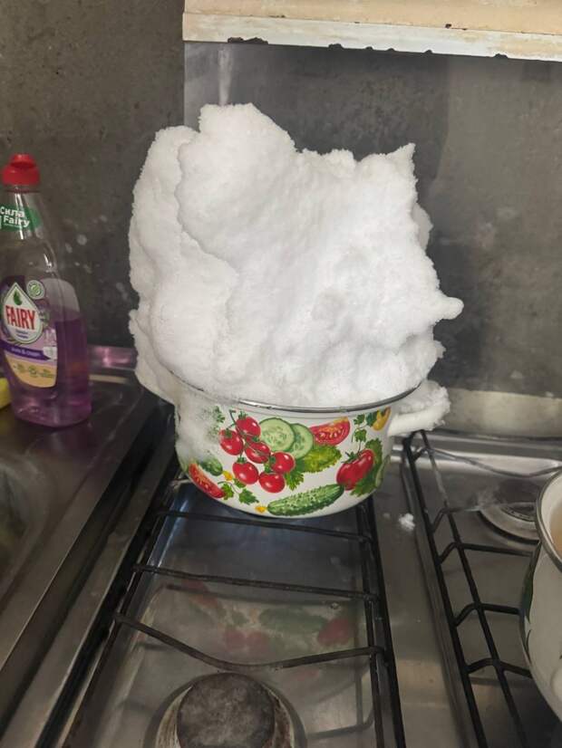 Жители Майкопа и Краснодара уже 50 часов сидят без света — люди топят снег