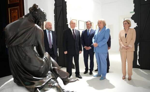 Владимир Путин побывал на выставке «Поэт и царь» в «Царском селе»
