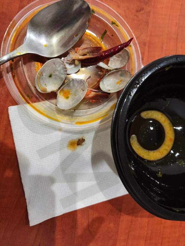 Заказали 1 января на работу доставку из Адачи, опустим тот момент что роллы как