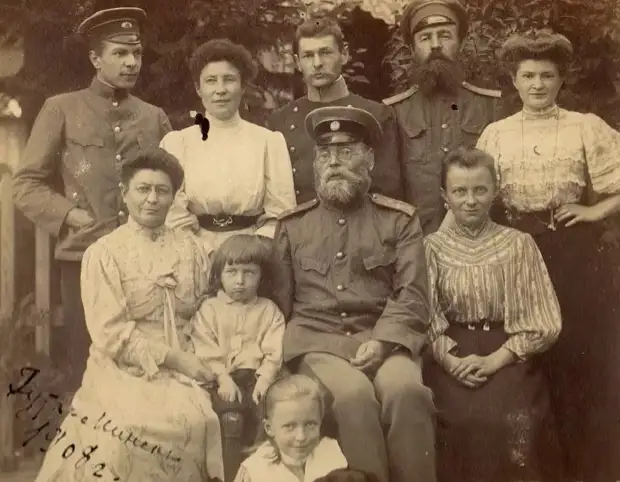 Валентин Александрович в окружении семьи. 
