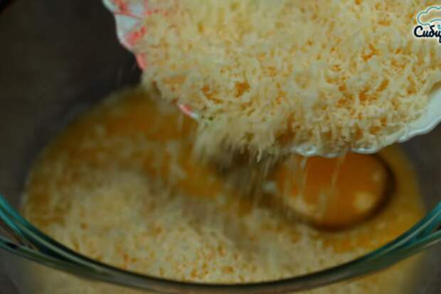 Луковый пирог с куриными яйцами и сыром в духовке: фото шаг 1