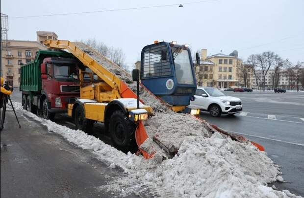 В Петербурге за сутки в уборке дорог и тротуаров в Кировском и Красносельском районах задействовано 270 единиц техники