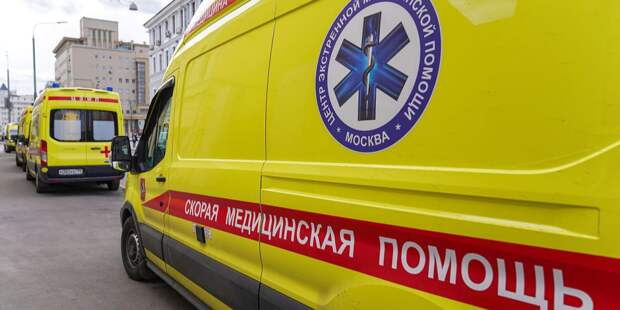 На месте пожара в бизнес-центре на западе Москвы работают 15 бригад скорой помощи. Фото Е. Самарина. Mos.ru
