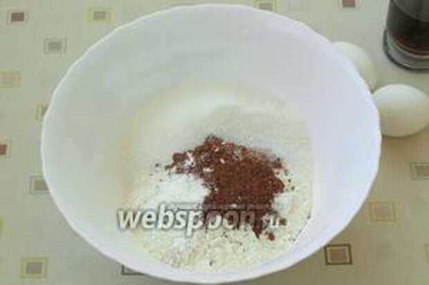 В миску просеять муку, разрыхлитель, какао порошок и добавить сахар.