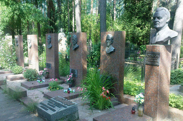Надгробие на могиле экипажа лайнера Ту-134А