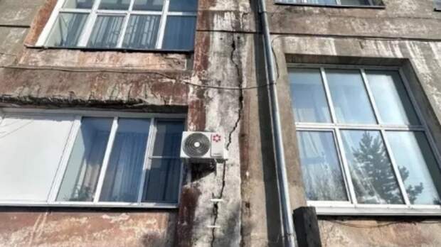 В Рубцовске начала разрушаться стена педколледжа