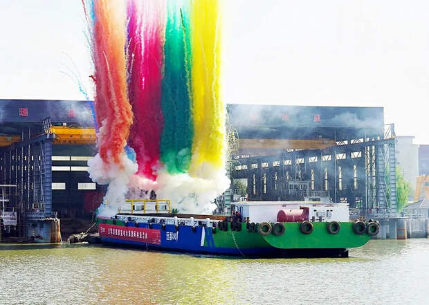 Первое в мире многоцелевое судно на метаноле и водороде, созданное при участии Geely, отправилось в рейс