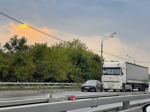 Легковушка и грузовик не поделили дорогу на Ленинградском шоссе