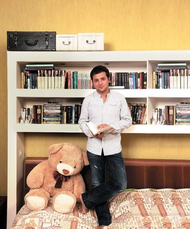 Книжные полки нашли свое место в спальне. | Фото: liveinternet.ru.