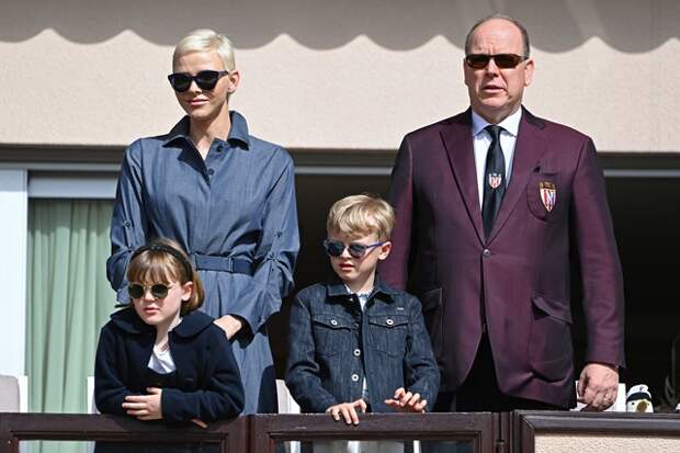 Княгиня Монако Шарлен вместе с семьей посетила детский турнир по регби