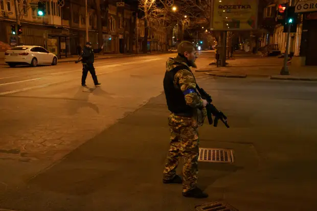 Член отрядов теробороны Херсона добровольно сдал оружие и боеприпасы