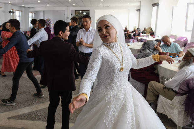 «Наша любовь — это борьба». Почему россиянки массово выходят замуж за турецких мужчин и что их ждет в таком браке?