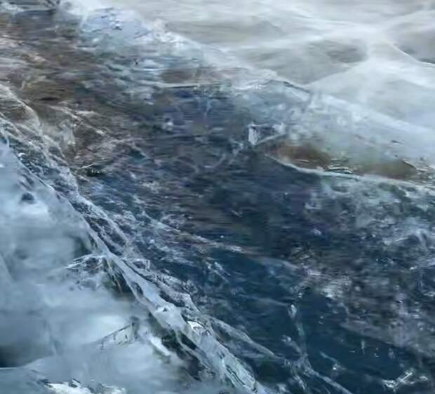 На Байкале лед разошелся прямо под ногами туристки