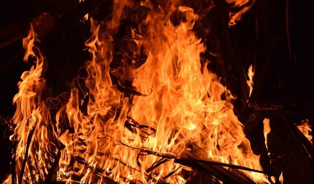 Двое мужчин погибли в горящем доме в Ростовской области