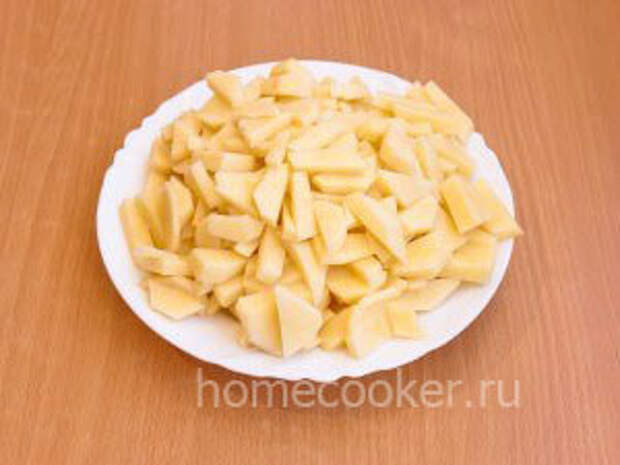 Narezannyj kartofel 3 300x225 Мясо в горшочках с картошкой