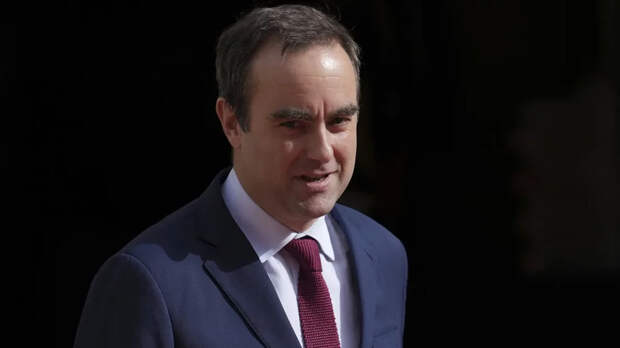 Макрон выбрал новым премьер-министром Франции министра обороны Лекорню