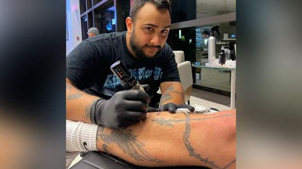 Блогер Джейк Пол сделал тату с изображением украденной у Мейвезера кепки