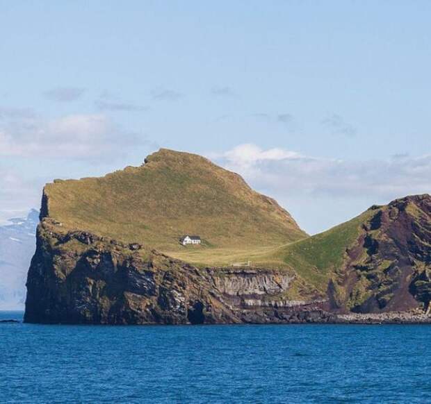 Крохотный домик на неприступном острове.