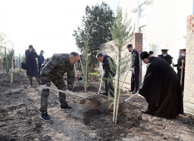 Начальник полиции Севастополя принял участие в высадке деревьев на площади Восставших