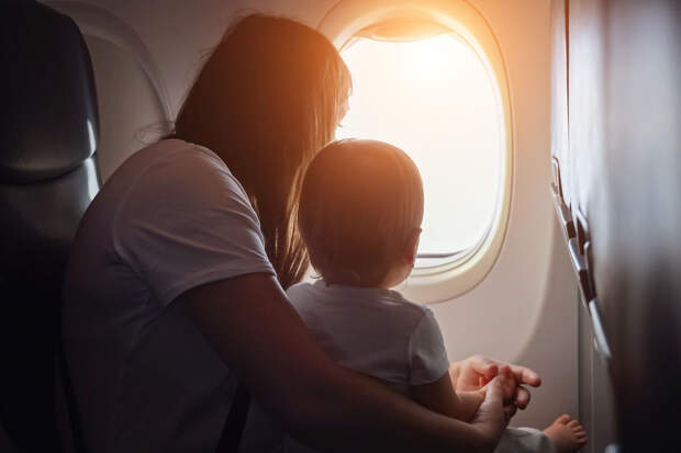 Ребенок стал героем, сумев успокоить женщину, устроившую дебош на борту самолета